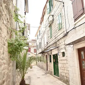 rooms-luka-trogir.hotels-in-trogir.com/