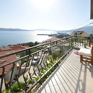 apartment-ana-trogir-21220.hotels-in-trogir.com/